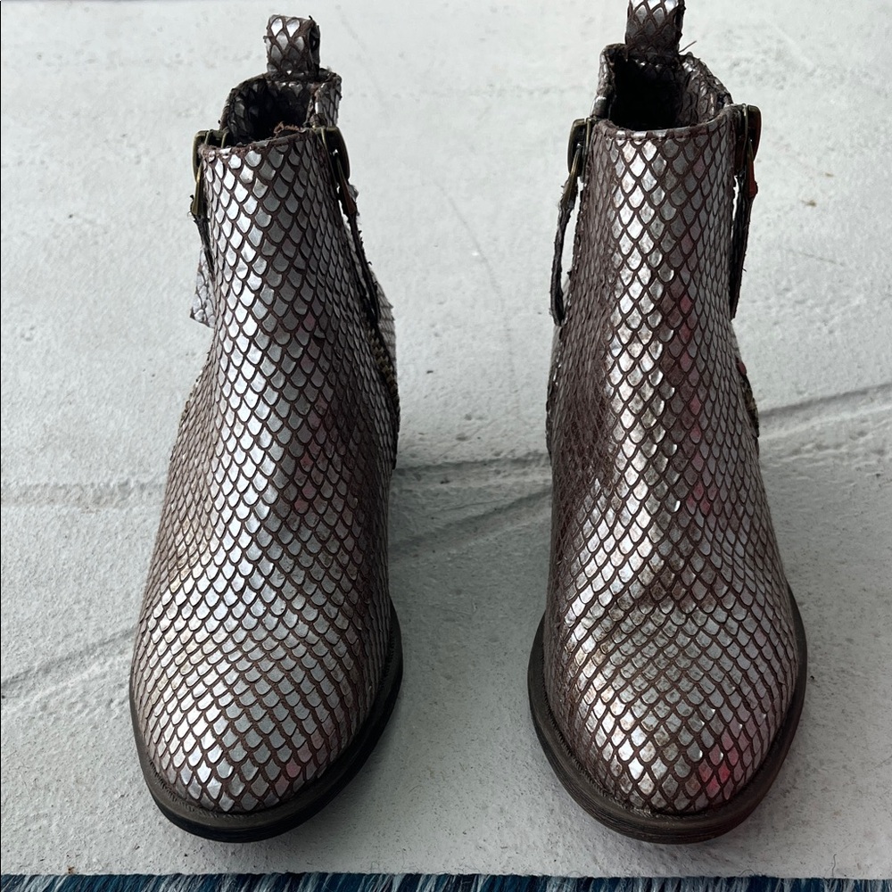 Very G Metallic Ankle‎ Booties